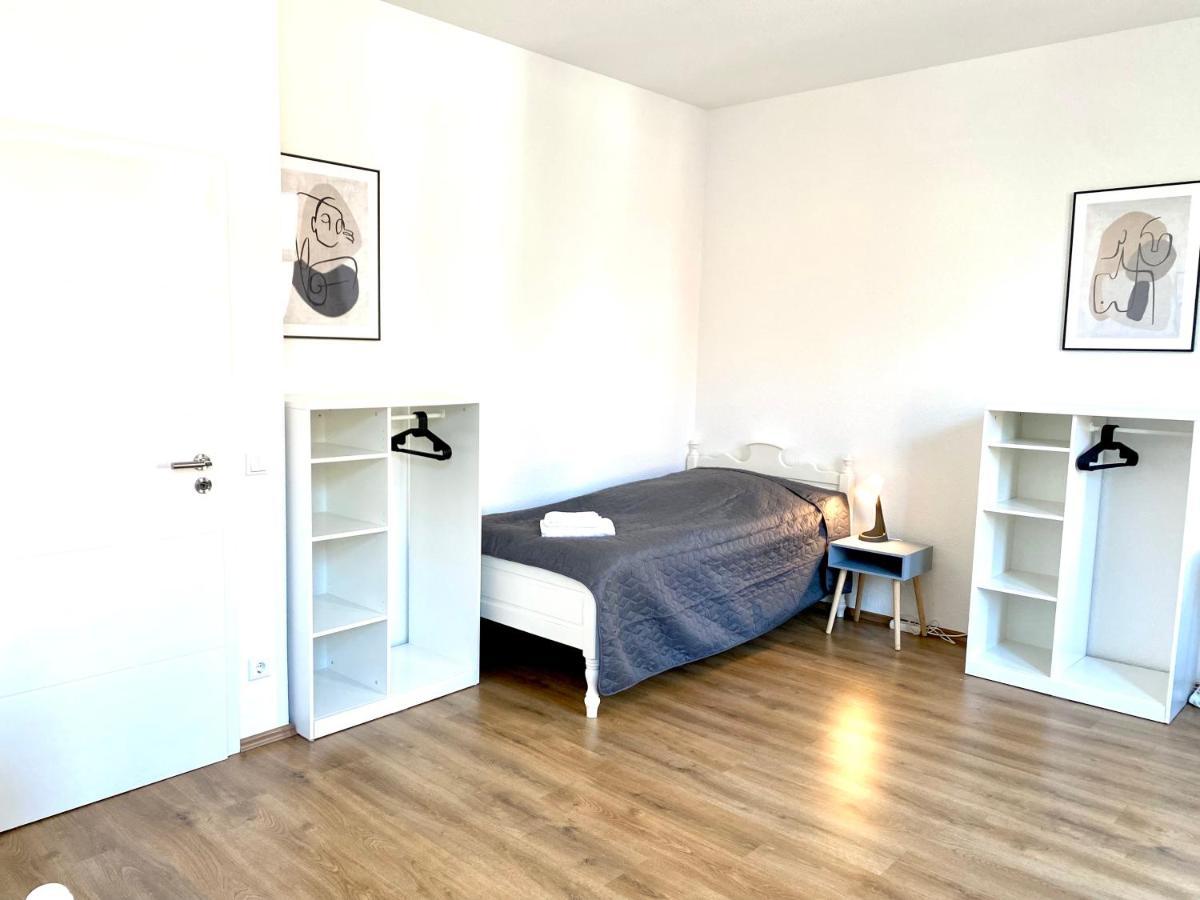 2 Rooms, Free Parking, 25 Min To Duesseldorf, 150 Mbps Wlan Duisburg Eksteriør bilde