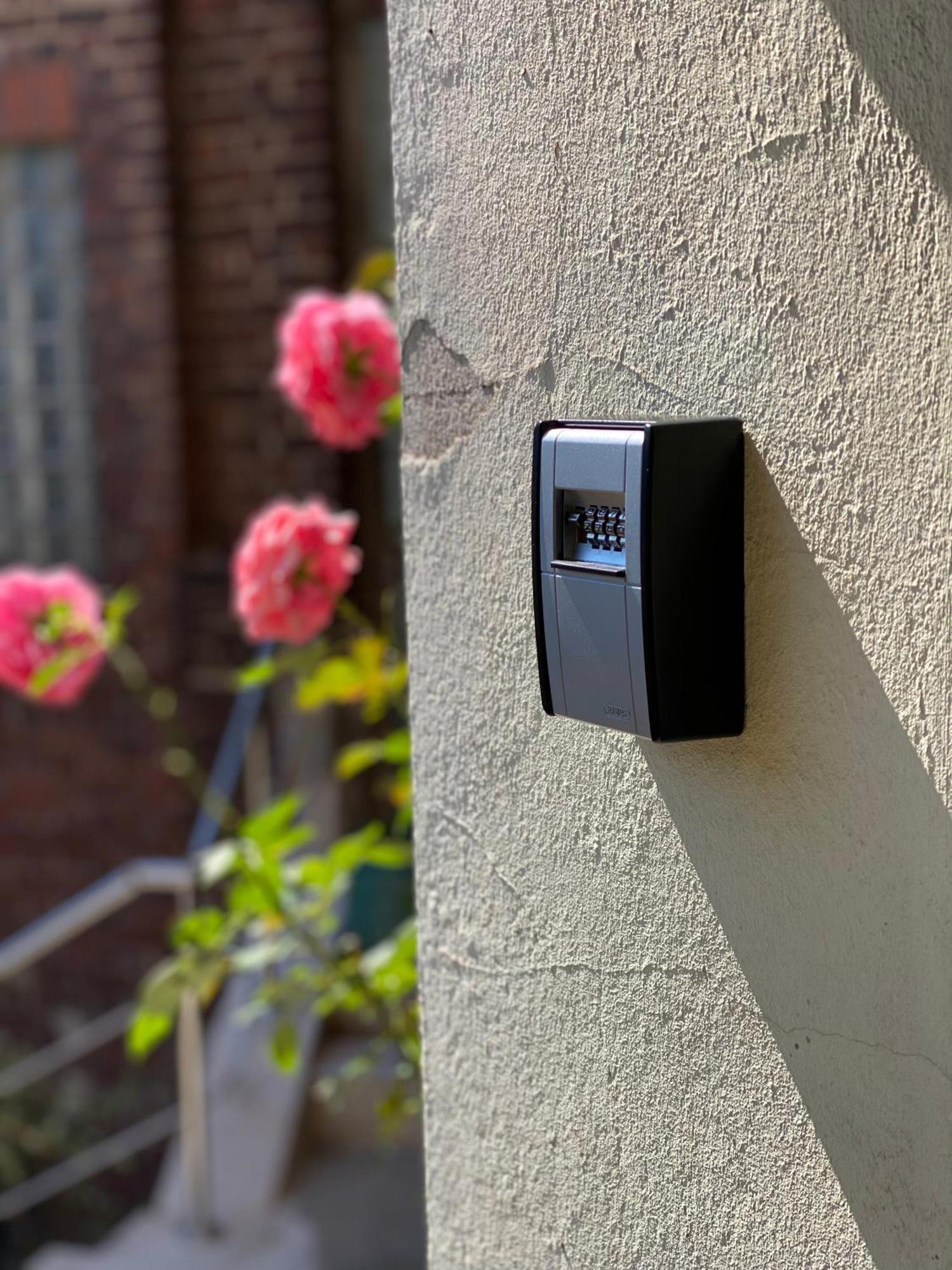 2 Rooms, Free Parking, 25 Min To Duesseldorf, 150 Mbps Wlan Duisburg Eksteriør bilde