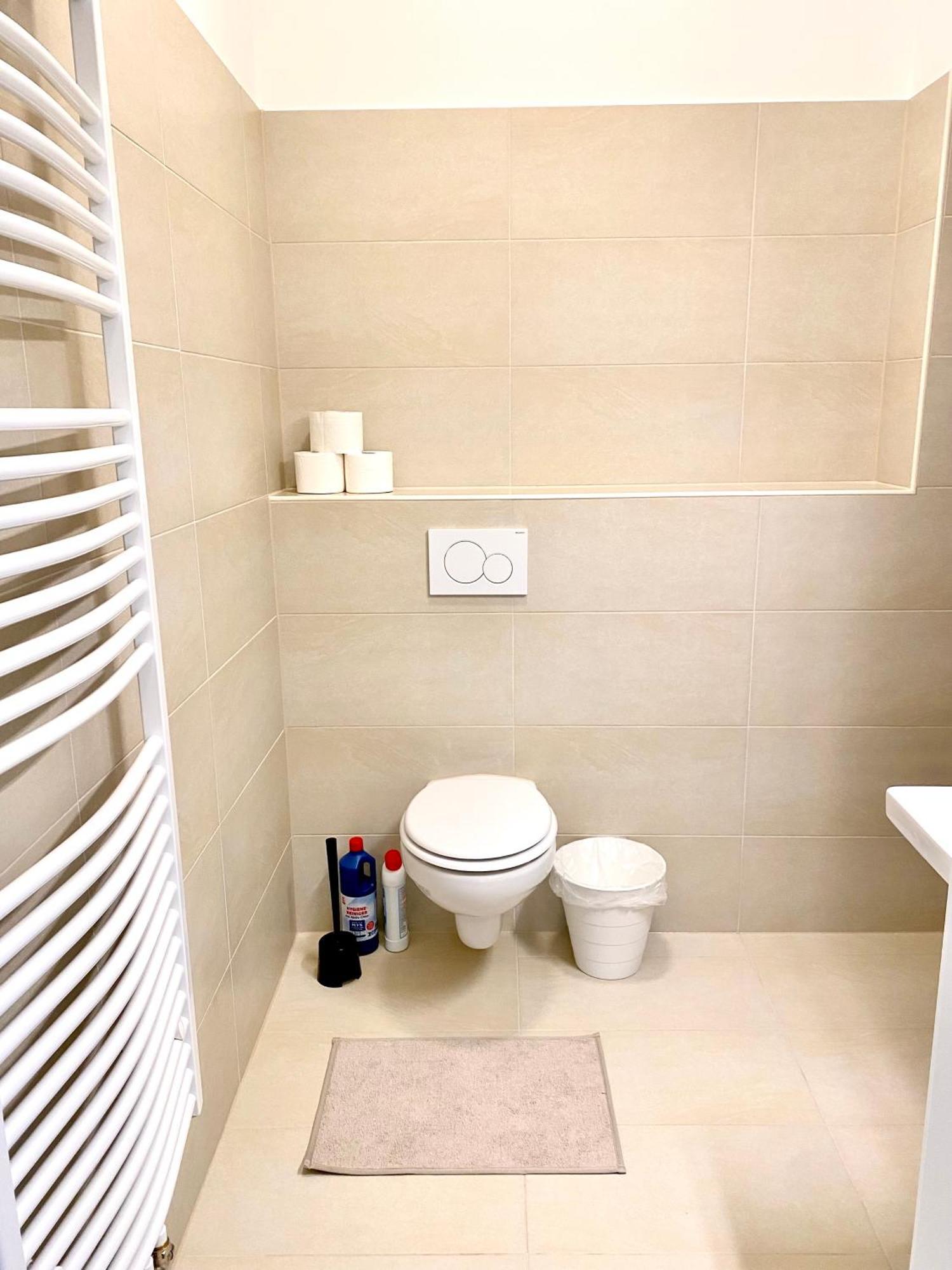 2 Rooms, Free Parking, 25 Min To Duesseldorf, 150 Mbps Wlan Duisburg Eksteriør bilde